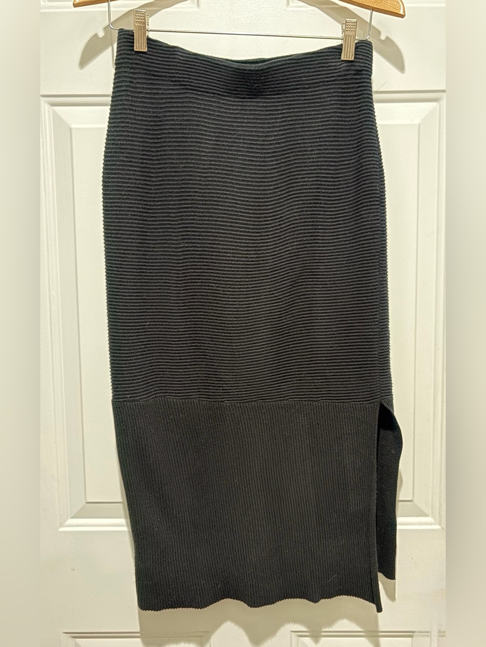 Modern Citizen Ribbed Midi Skirt in Black, dark academia, Size Small